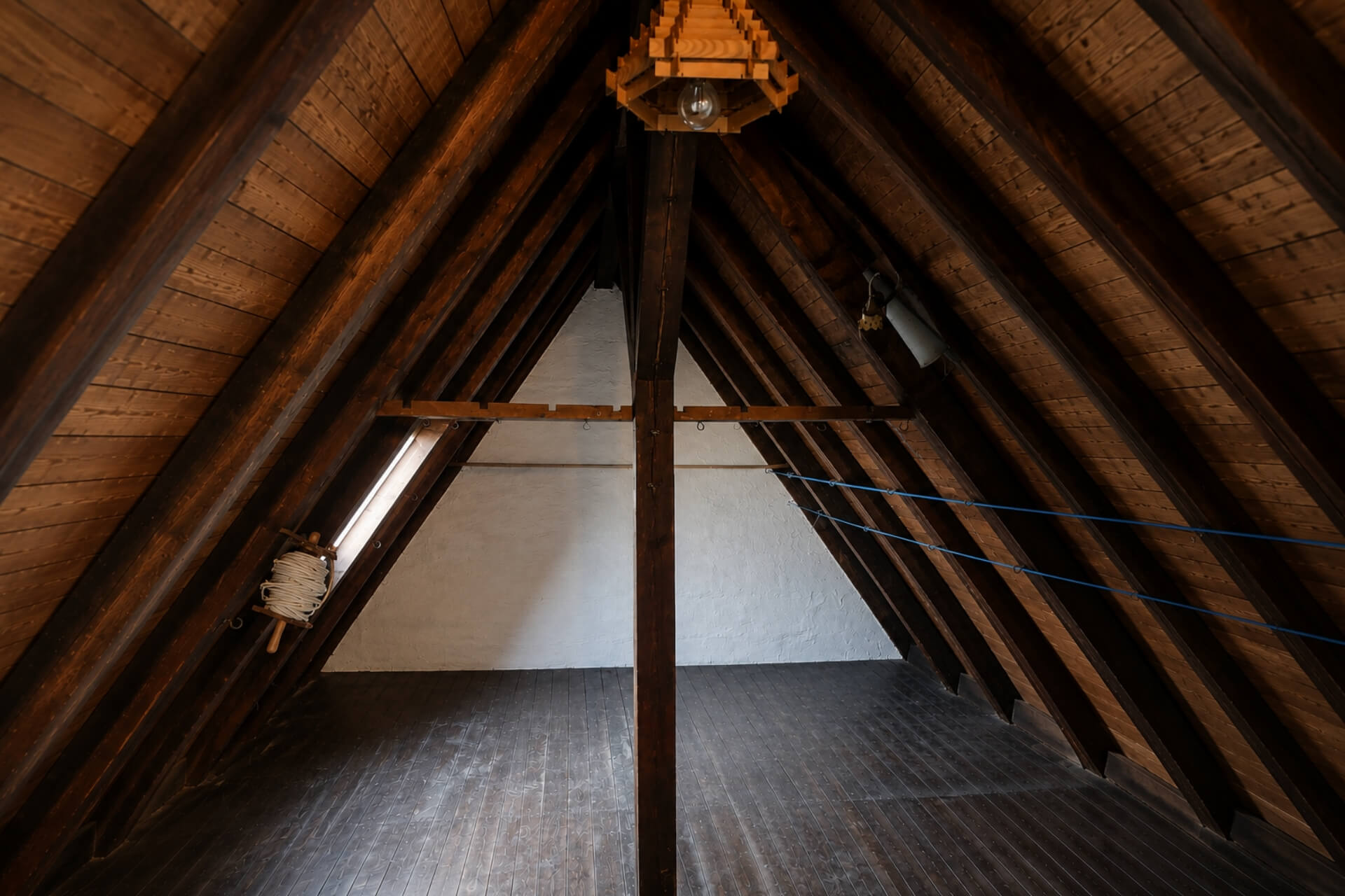 Ausgebautes Dachgeschoss mit niedrigen Drempeln und Dachschrägen